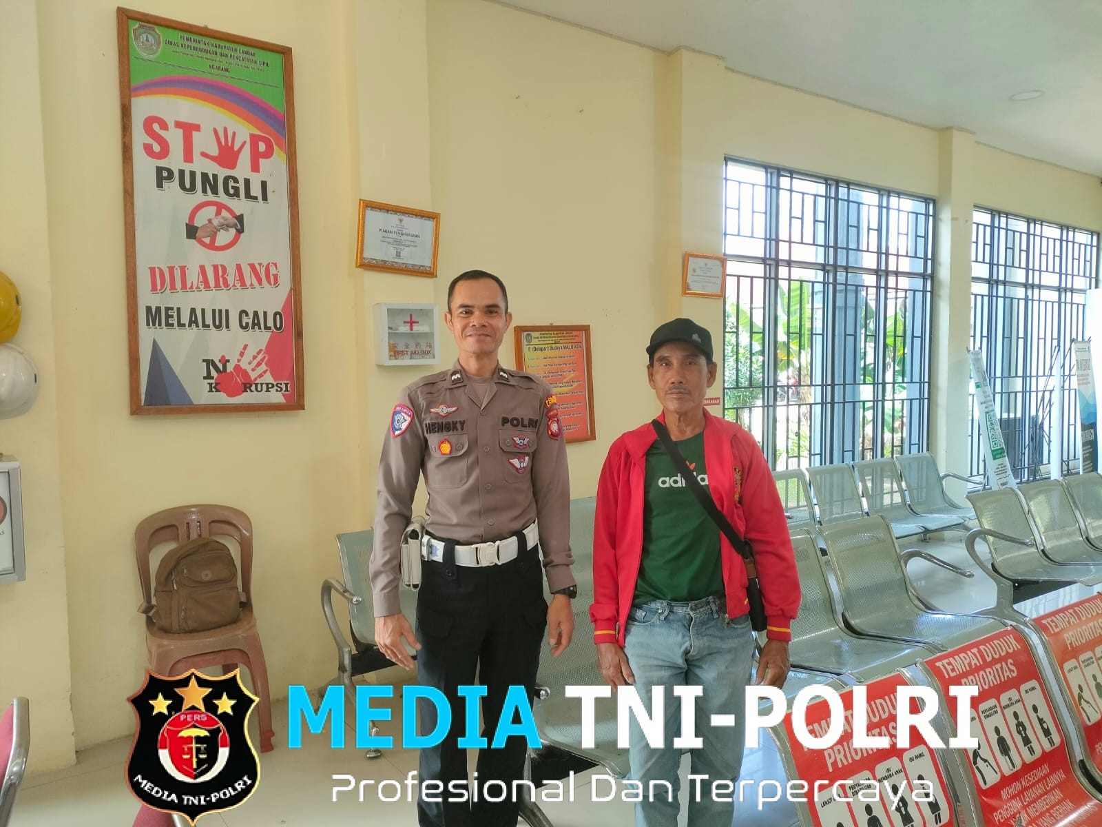 Ciptakan Situasi Yang Kondusif Personil Polsek Ngabang Laksanakan Patroli Dengan Humanis