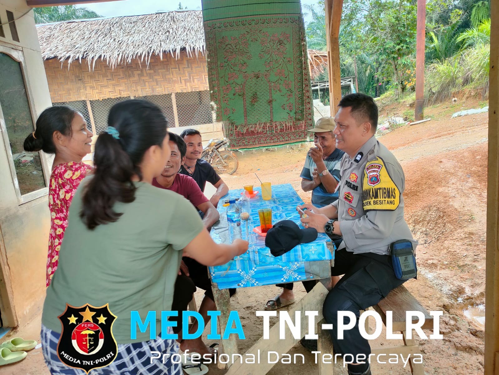 Bhabinkamtibmas Desa Bukit Selamat Sambangi Warga, Ajak Bijak Bermedsos