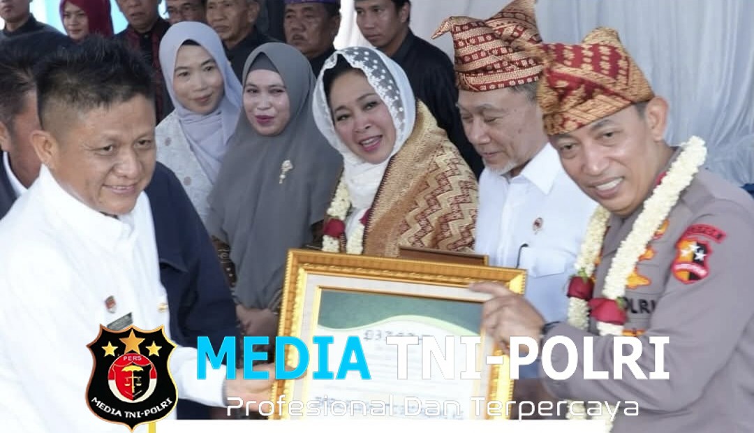 Kapolri Jenderal Listyo Sigit Terima Gelar Adat di Kabupaten OKU Timur