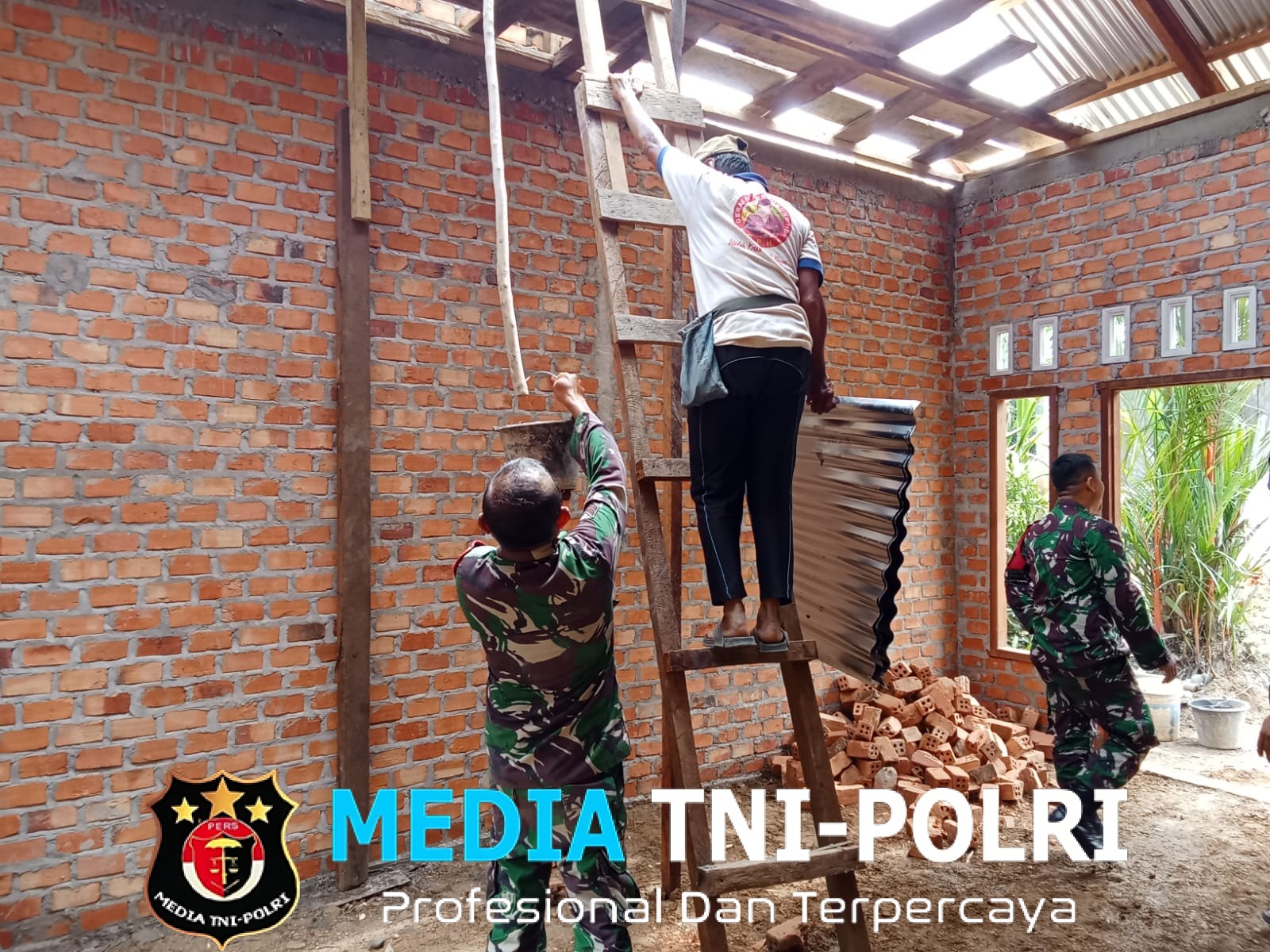 Semangat Gotong Royong Warnai Pembangunan RTLH dalam Rangka Kegiatan Bakti Teritorial Prima Menyambut HUT ke – 80 TNI di Desa Lubuk Gaung