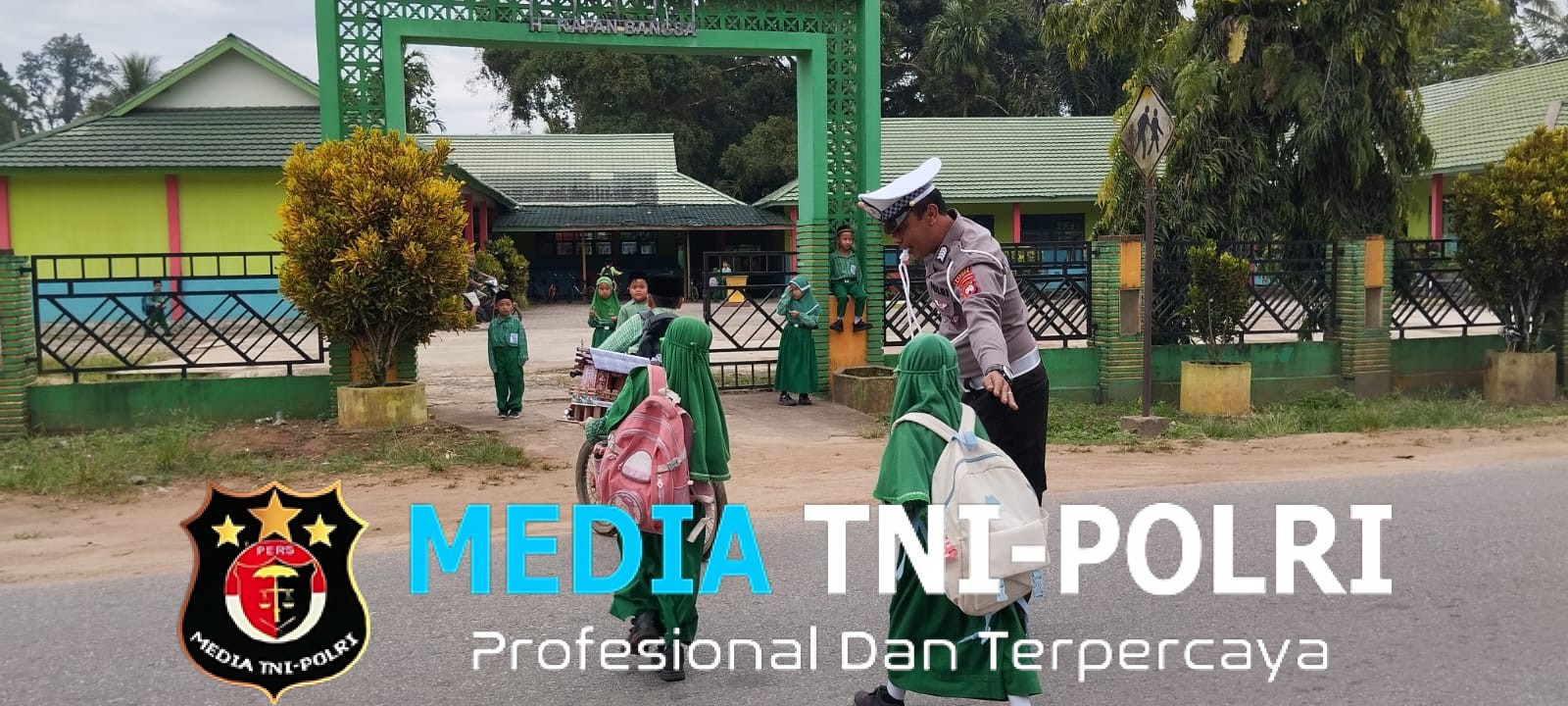 Kanit Lantas Bripka Albasit Melaksanakan Pengaturan Lalu Lintas Dilingkungan Sekolah