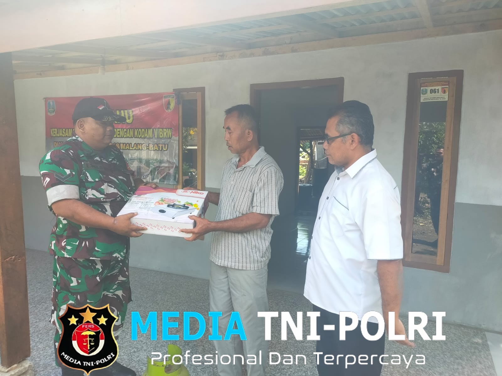 Serda Eko Susilo Babinsa Koramil 0818/13 Kalipare Dampingi Penyerahan Bantuan Program Rutilahu di Malang