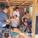Polres Metro Bekasi Gelar Bakti Kesehatan, Kapolres Serahkan Kursi Roda untuk Penyandang Disabilitas di Pebayuran