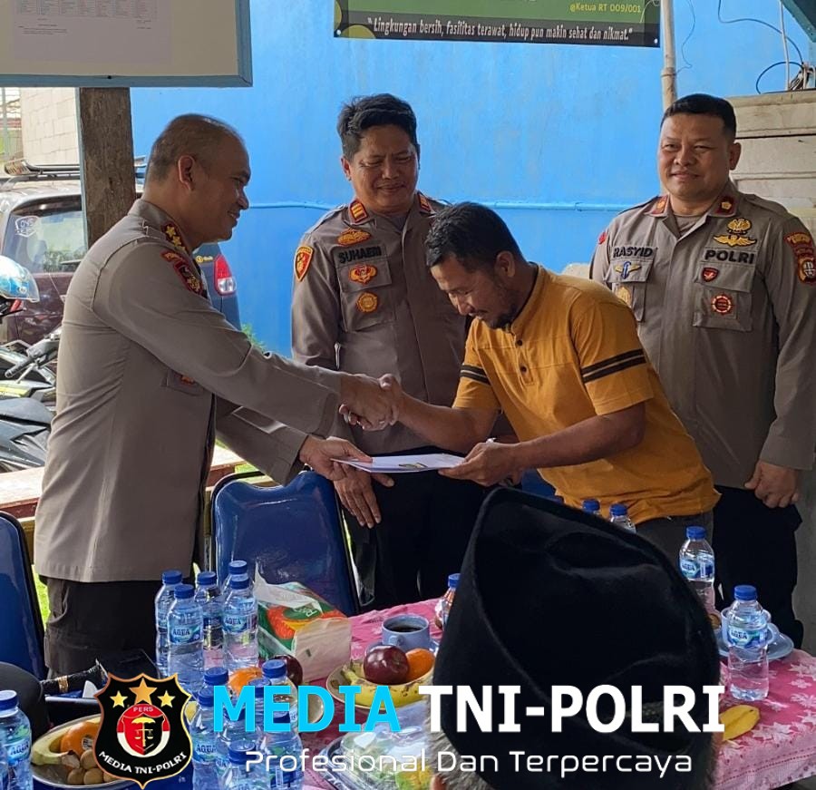 Kapolres Metro Bekasi Tinjau Pos Siskamling di Kecamatan Pebayuran