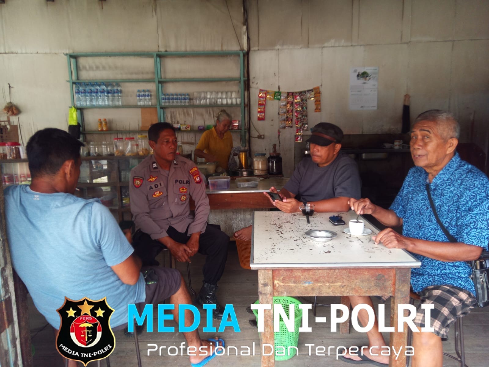 Polisi Duduk Bersama Warga Saat Patroli, Wujudkan Kedekatan dan Keamanan di Mandor