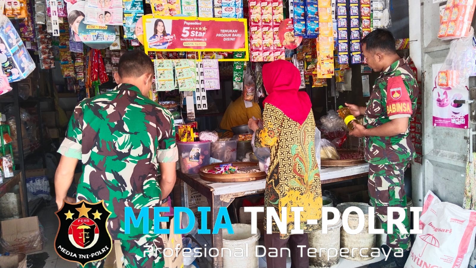 Babinsa Kunjungi Toko Kelontong, Lakukan Pengecekan Harga dan Ketersediaan Sembako