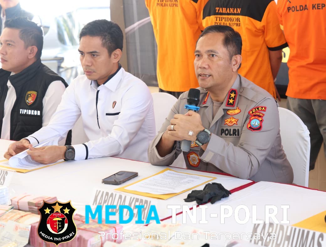 Kapolda Kepri Konferensi Pers Pengungkapan Kasus Tindak Pidana Korupsi Proyek Revitalisasi Dermaga Mengakibatkan Kerugian Negara Sebesar Rp.30,6 Miliar