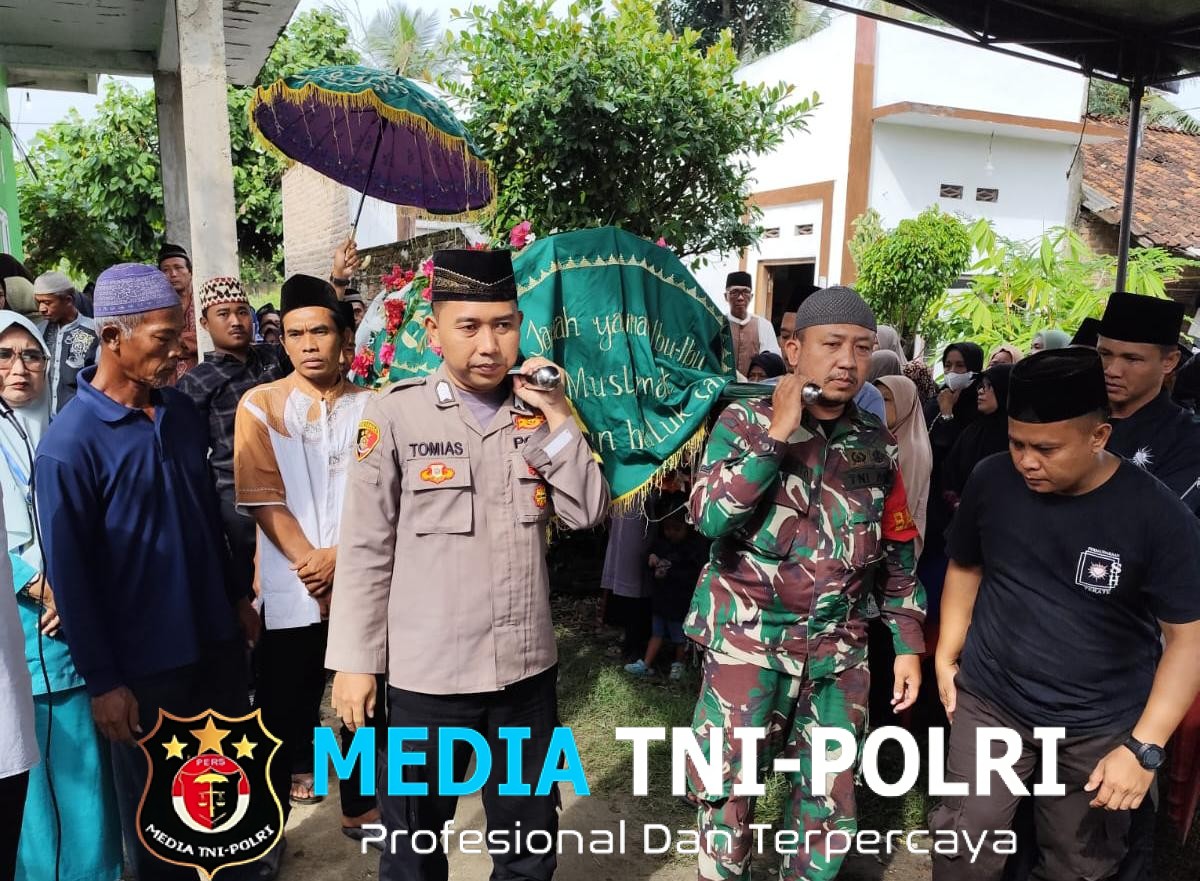Polisi dan Warga Iringi Pemakaman Korban Penganiayaan di Gadingrejo