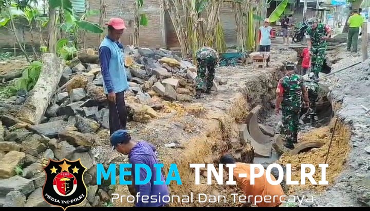 Babinsa Gelar Karya Bakti Pembuatan Talud Jalan, Wujud Kepedulian Perbaikan Infrastruktur
