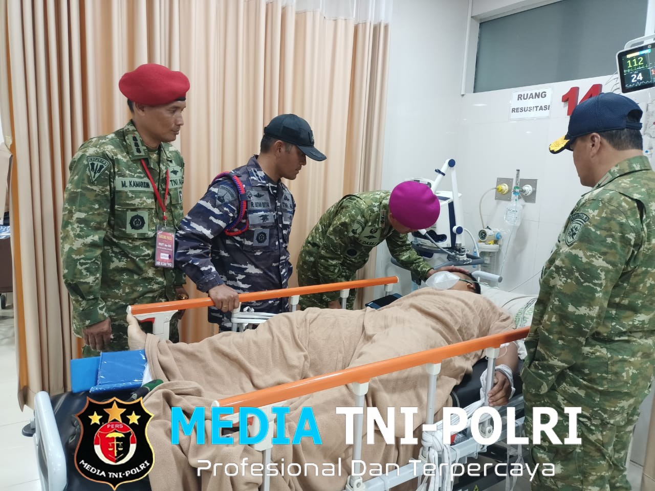 Danpasmar 1 Jenguk Prajuritnya Yang Sakit Dirawat