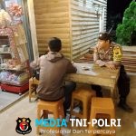 Hangatnya Obrolan Malam, Bhabinkamtibmas Titipkan Pesan Kamtibmas di Warung