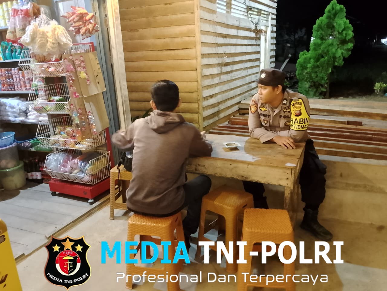 Hangatnya Obrolan Malam, Bhabinkamtibmas Titipkan Pesan Kamtibmas di Warung