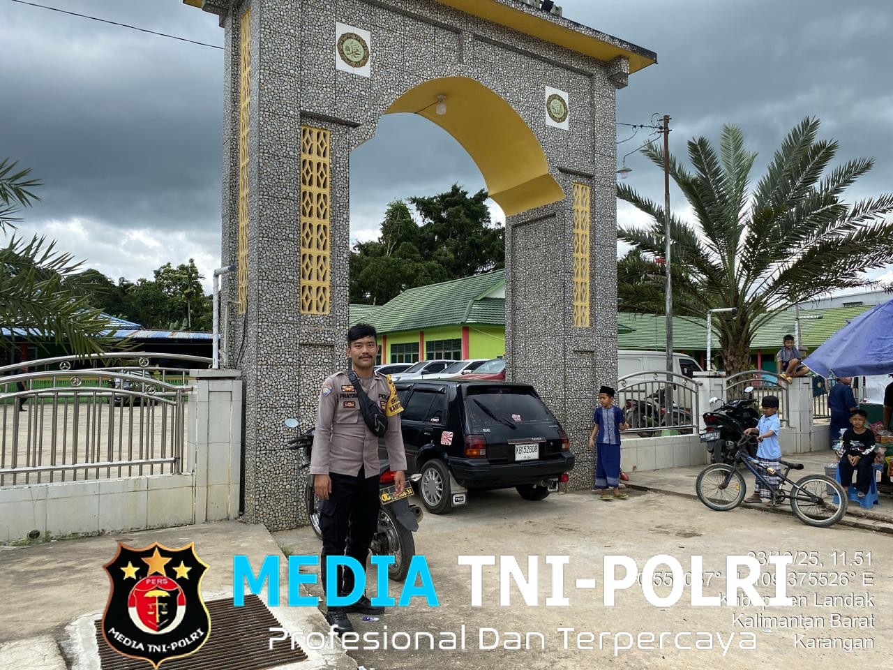 Personel Polsek Mempawah Amankan Ibadah Sholat Jumat