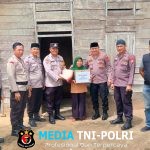 Kapolsek Seputih Banyak Naik Motor Menyusuri Kampung, Bagikan Sembako untuk Warga Kurang Mampu