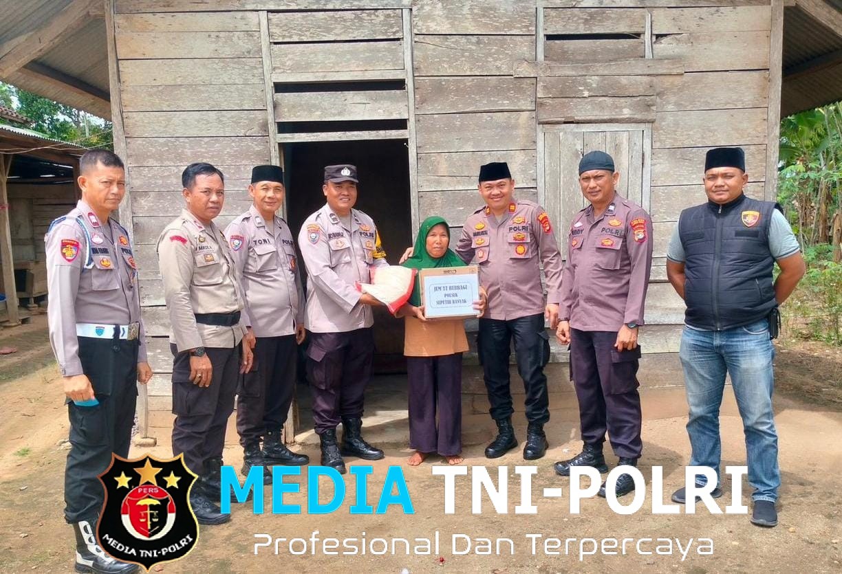 Kapolsek Seputih Banyak Naik Motor Menyusuri Kampung, Bagikan Sembako untuk Warga Kurang Mampu