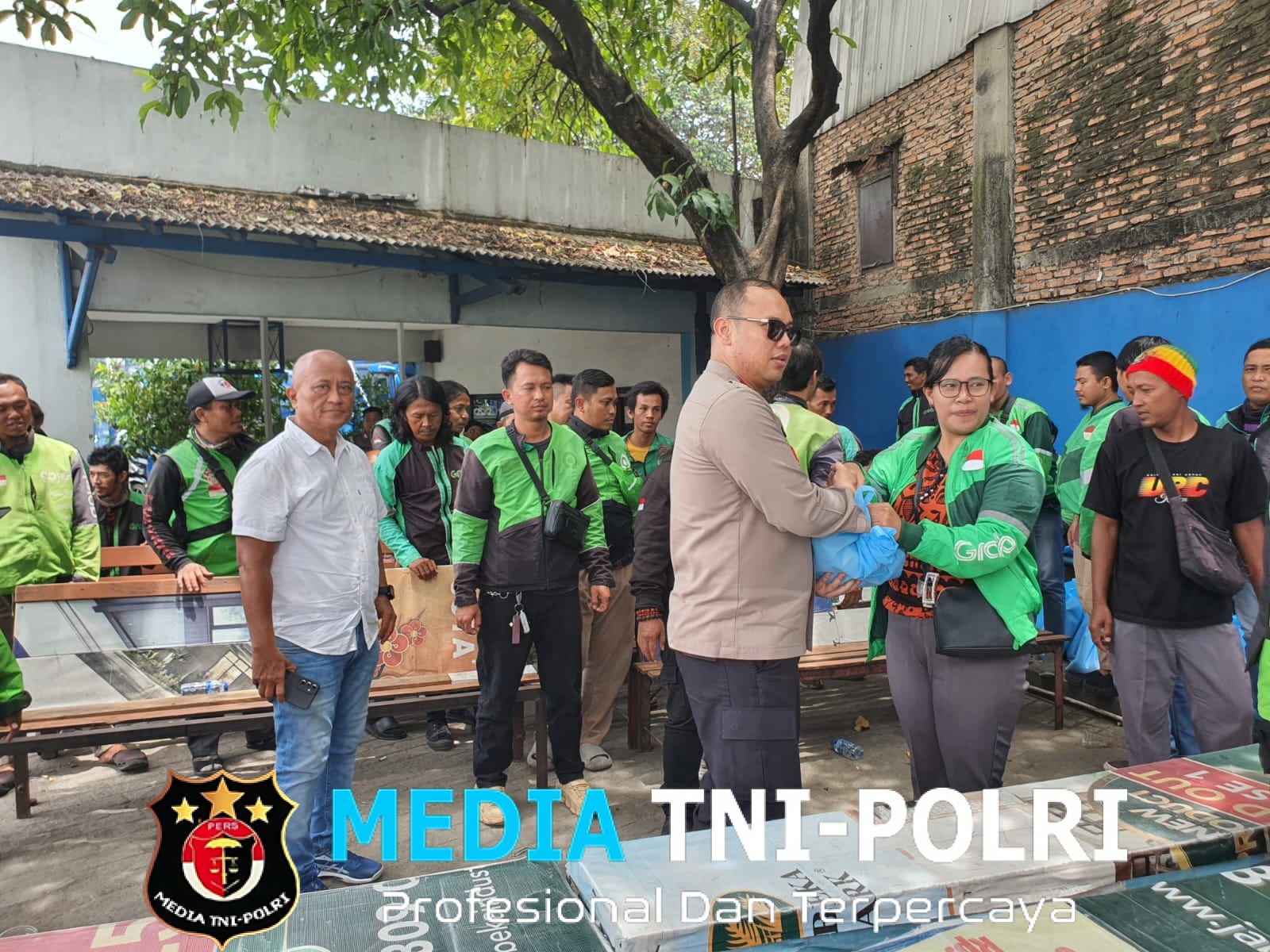 Polres Metro Bekasi Gelar Jumat Peduli, Sembako Disalurkan untuk Driver Ojek Online di Cikarang Utara