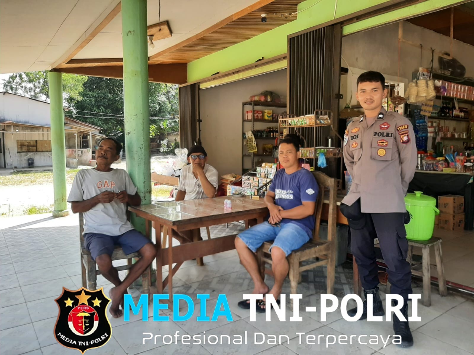 Suasana Akrab, Polisi dan Warga Mandor Bangun Kepercayaan Lewat Patroli