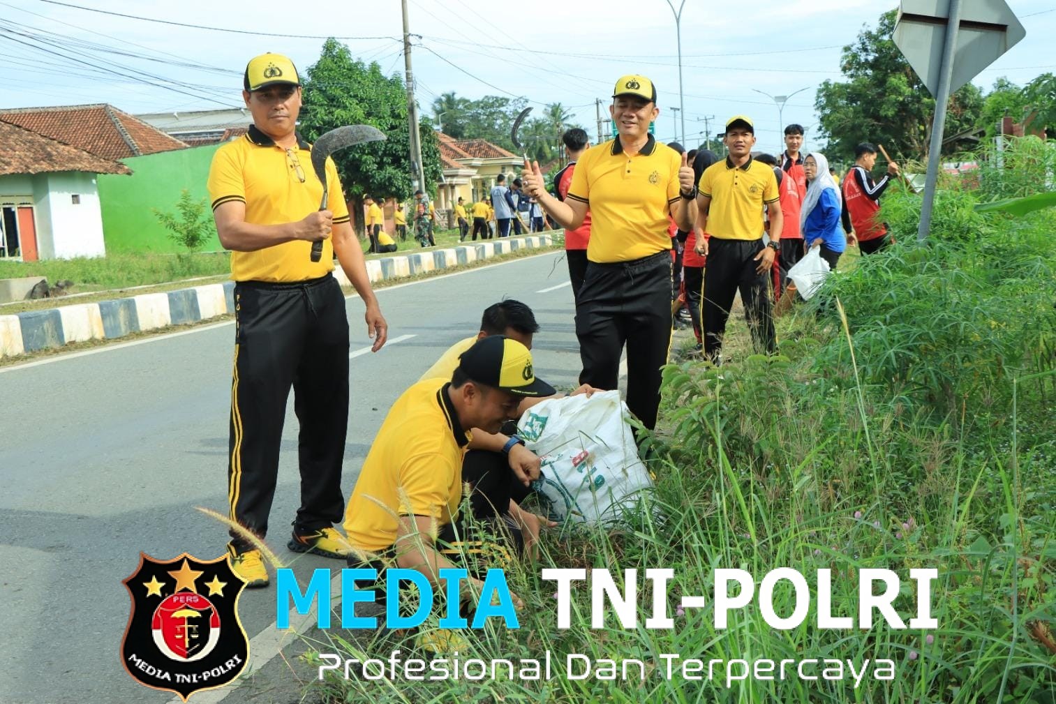 Kerja Bakti di Sepanjang Jalan Tugu Rato Naga sampai Tugu Payung, Polres Bersama Pemkab Tulang Bawang Barat Wujudkan Lingkungan Bersih dan Asri
