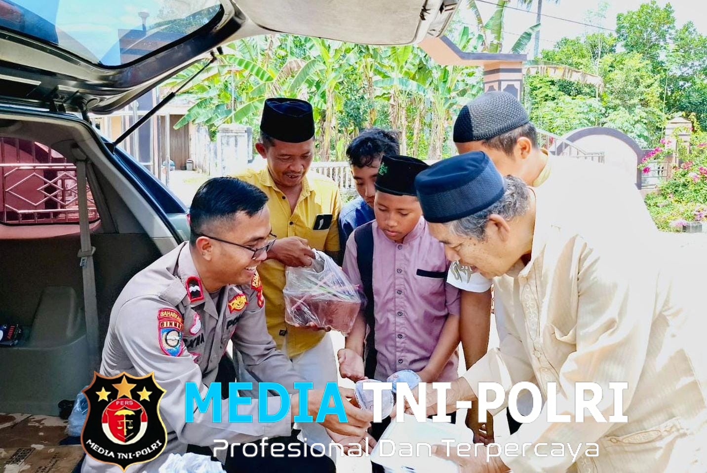 Jumat Berkah, Polsek Trimurjo Bagikan 200 Nasi Kotak Usai Salat Jumat Wujud Kepedulian dan Kebersamaan