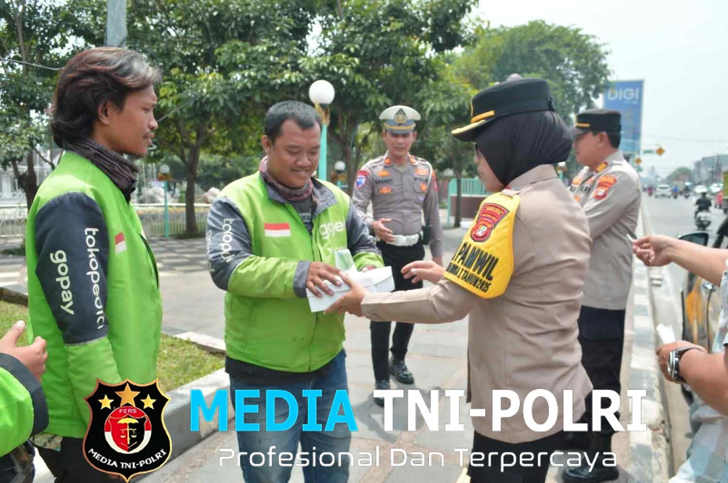 Kapolsek Tambun Selatan Pimpin Jumat Berbagi, Bagikan 25 Nasi Kotak untuk Ojek Online