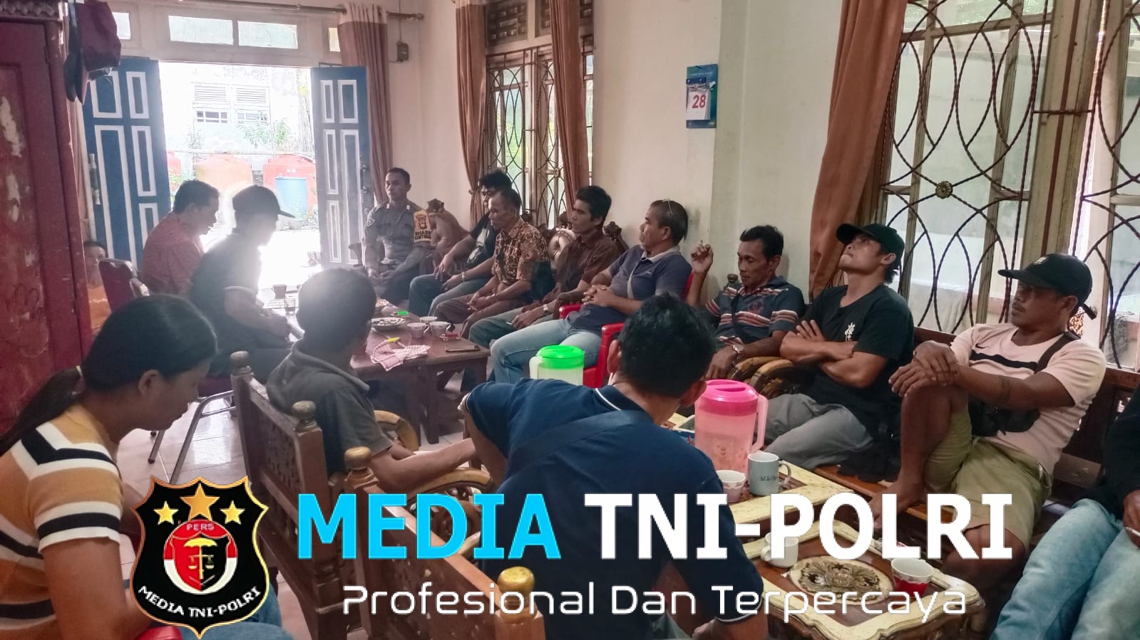 Melalui kegiatan Door To Door System, Bhabinkamtibmas Bripka Victorius Pridoni Sampaikan Pesan Kamtibmas Kepada Warganya