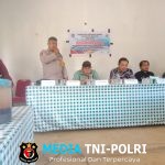 Bhabinkamtibmas Sampaikan Pesan Kamtibmas Saat Hadiri Musyawarah Desa Tolok