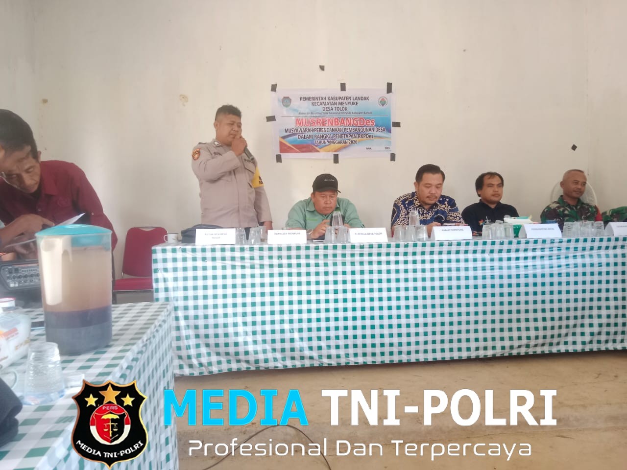 Bhabinkamtibmas Sampaikan Pesan Kamtibmas Saat Hadiri Musyawarah Desa Tolok