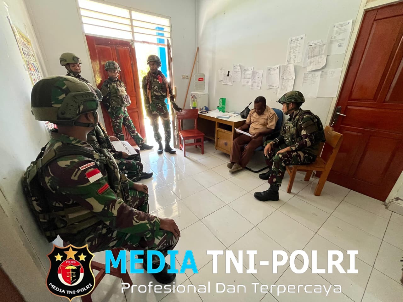 Cerdaskan Anak Bangsa, Personil Satgas Yonif 521/DY Bantu Mengajar di Sekolah SMP N Kelila Distrik Kelila