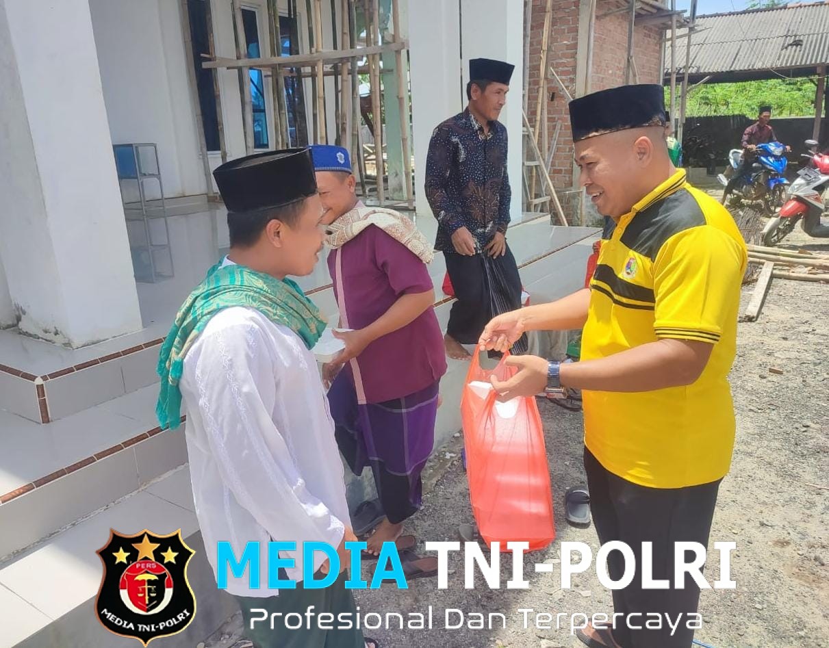 Jumat Berkah, Polsek Lambu Kibang Bagikan Nasi Kotak Usai Salat Jumat, Wujud Kepedulian dan Kebersamaan