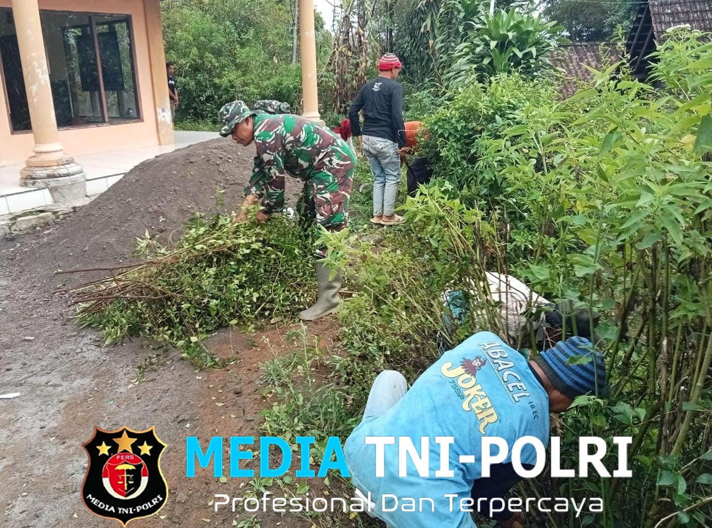 Babinsa Nogosari Ajak Warga Sembungan Gotong Royong Bersihkan Jalan Desa