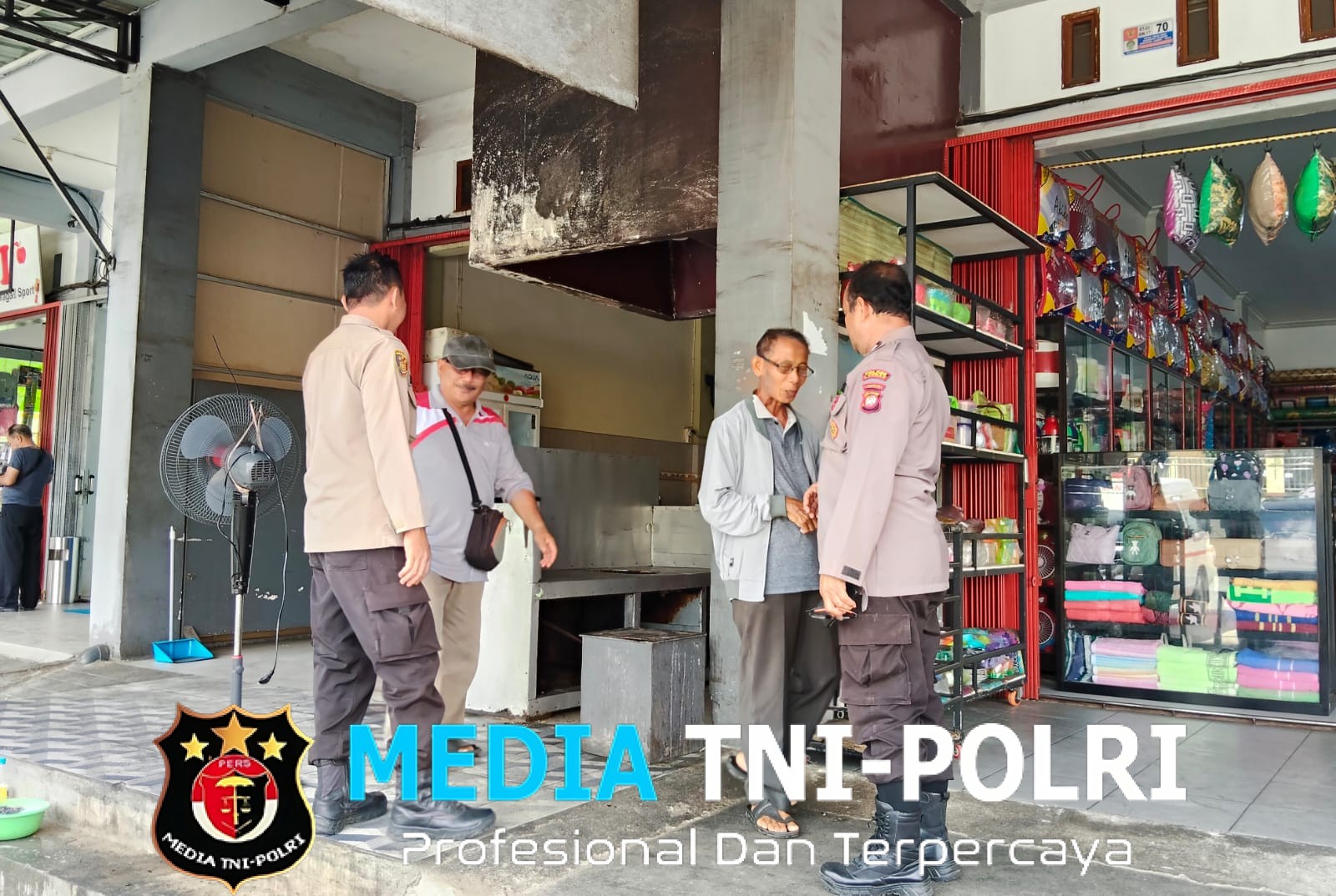 Patroli Polsek Ngabang Dilaksanakan Dengan Cara Berdialogis Ditempat-tempat Keramaian