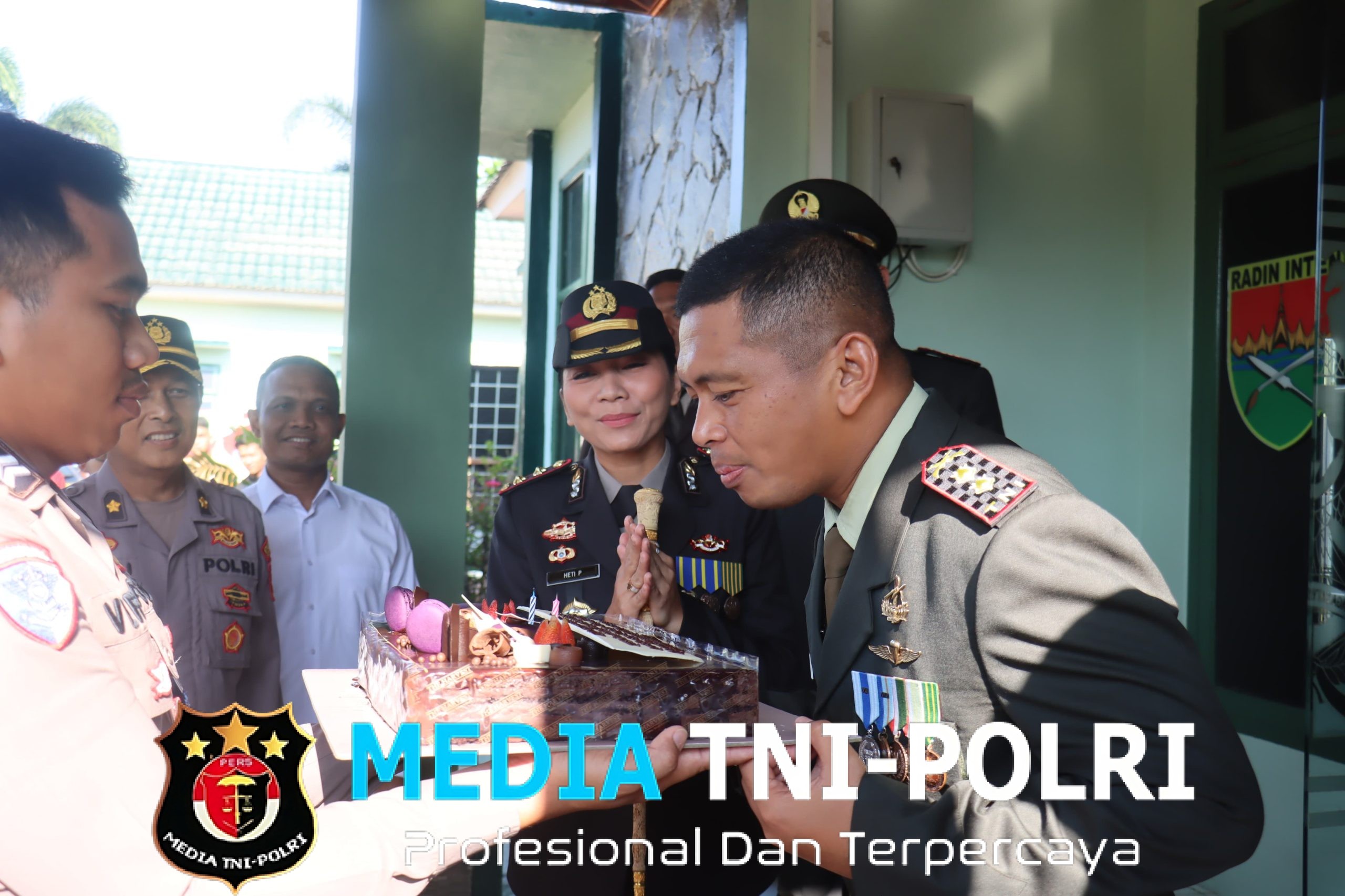 Kapolres Lampung Timur Berikan Kue Ulang Tahun kepada Dandim 0429/Lamtim dalam Rangka HUT TNI ke-80