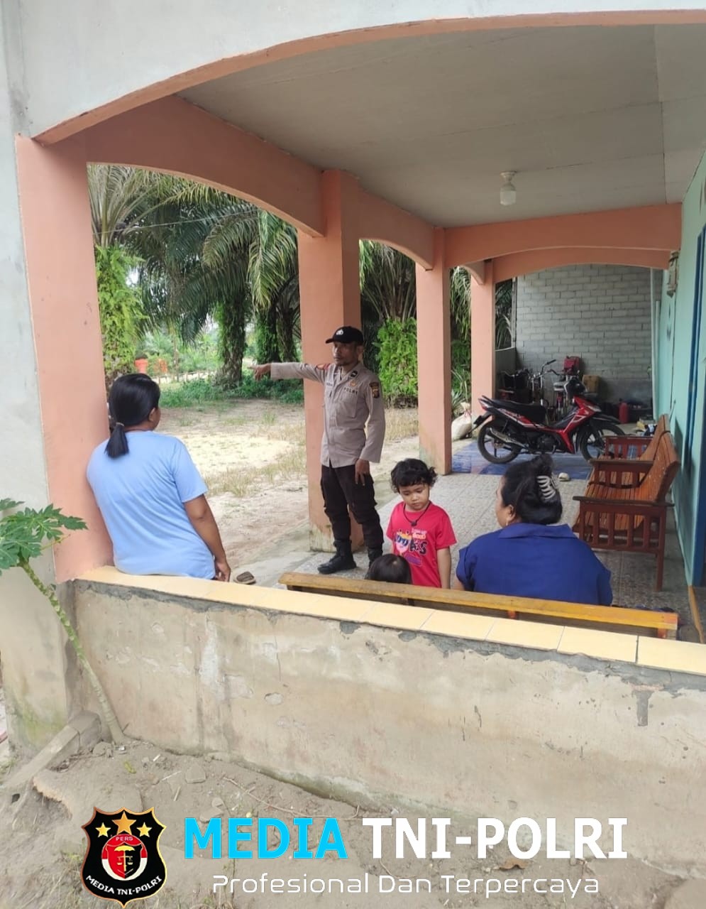 Polisi Sambangi Warga, Suasana Akrab Penuh Kekeluargaan di Sebangki