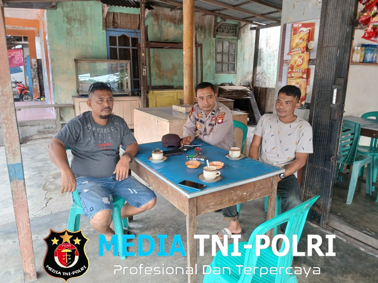 Patroli Dialogis Siang Hari, Polsek Mandor Jalin Keakraban dengan Warga untuk Ciptakan Situasi Kamtibmas Kondusif