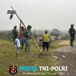 TNI Pasang Lampu Tenaga Surya di Seramkatop, Warga Akhiri Malam Gelap