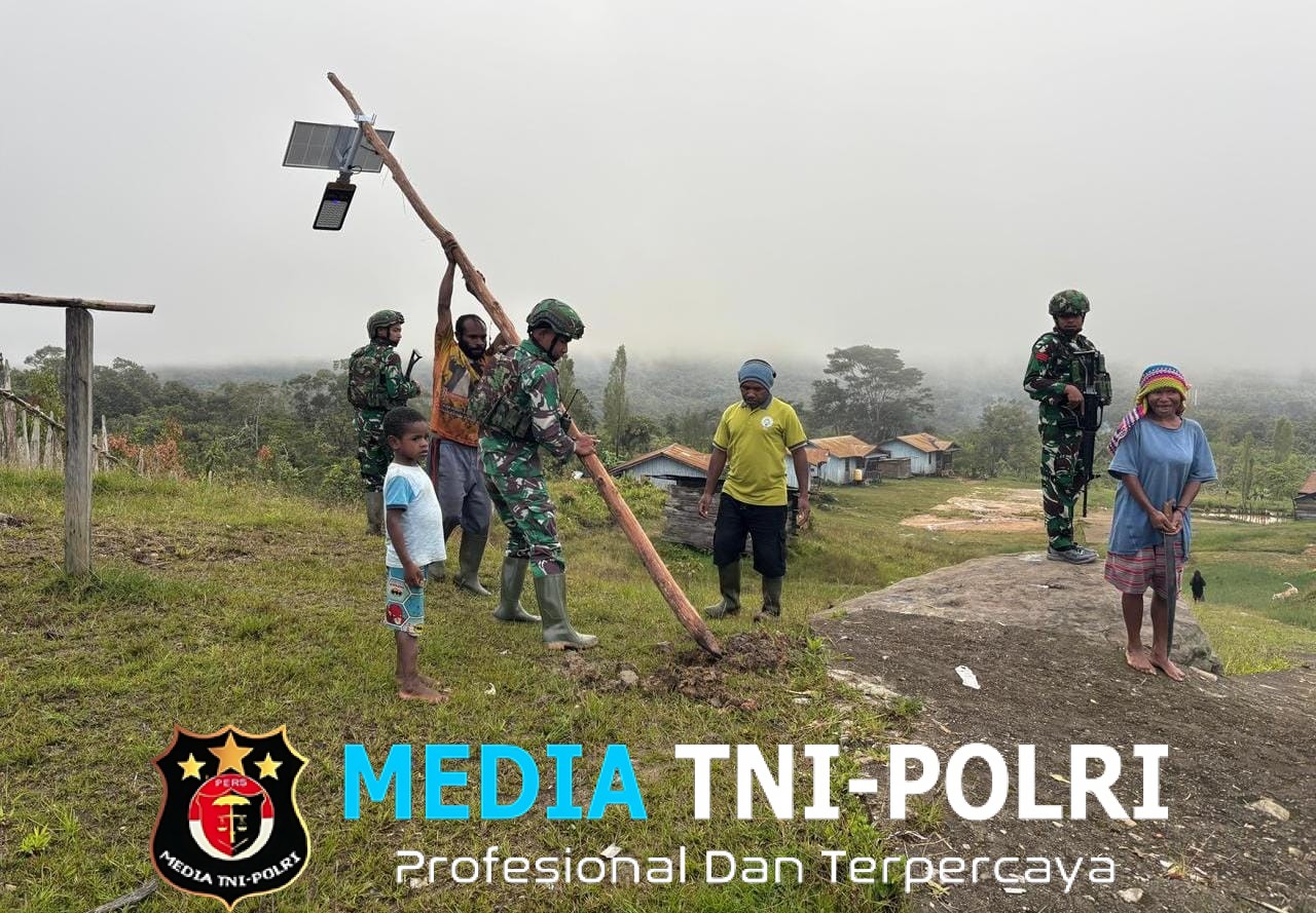 TNI Pasang Lampu Tenaga Surya di Seramkatop, Warga Akhiri Malam Gelap