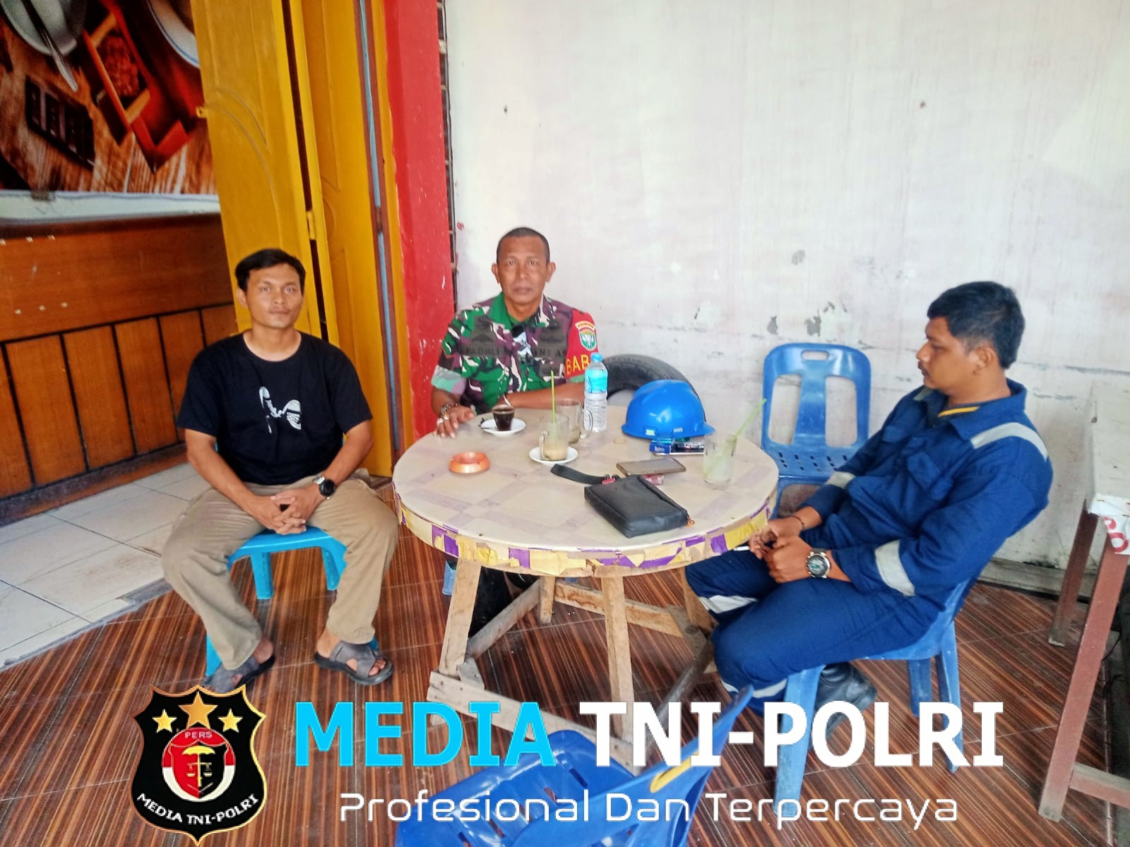 Babinsa Jalin Silaturahmi dengan Warga Bahas Kamtibmas di Warung Kopi