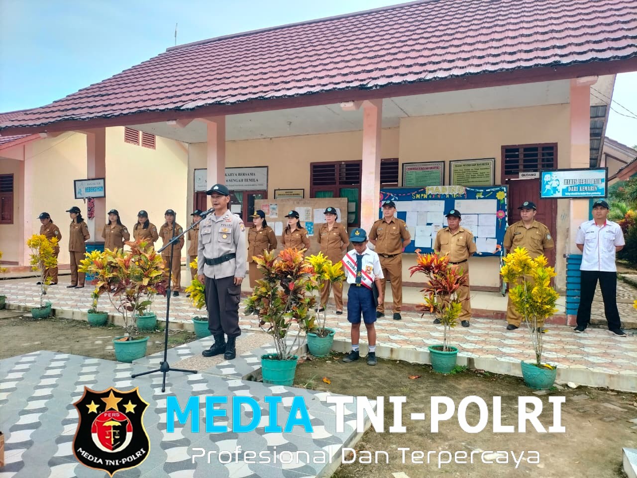 Upacara Senin di SMPN 6 Sengah Temila, Polisi Ajak Pelajar Tertib Berlalu Lintas dan Disiplin di Jalan