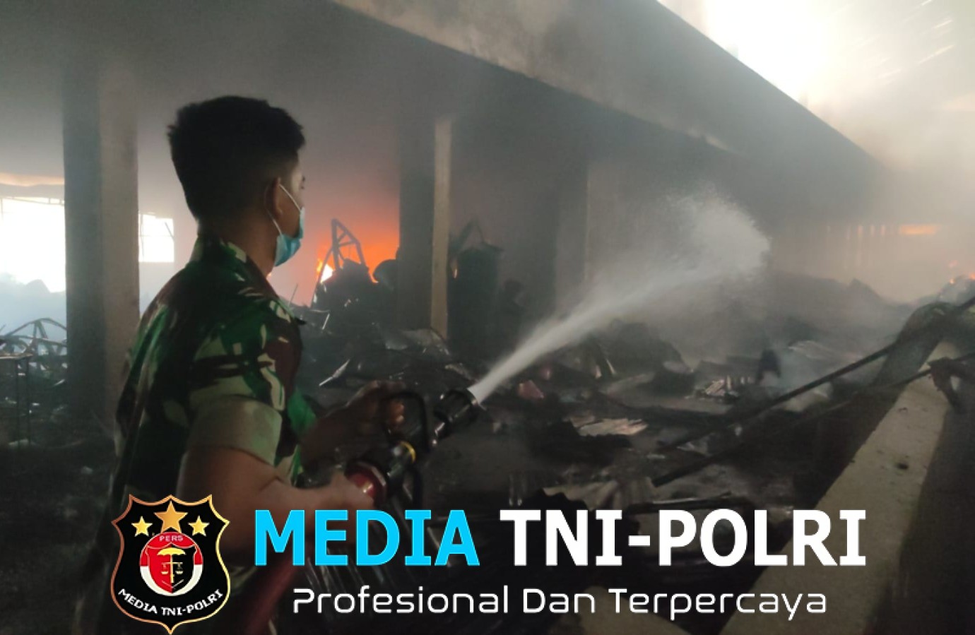 Kebakaran Pasar Kota Wonogiri, Anggota TNI Kodim Wonogiri Turut Berjibaku Padamkan Kobaran Api