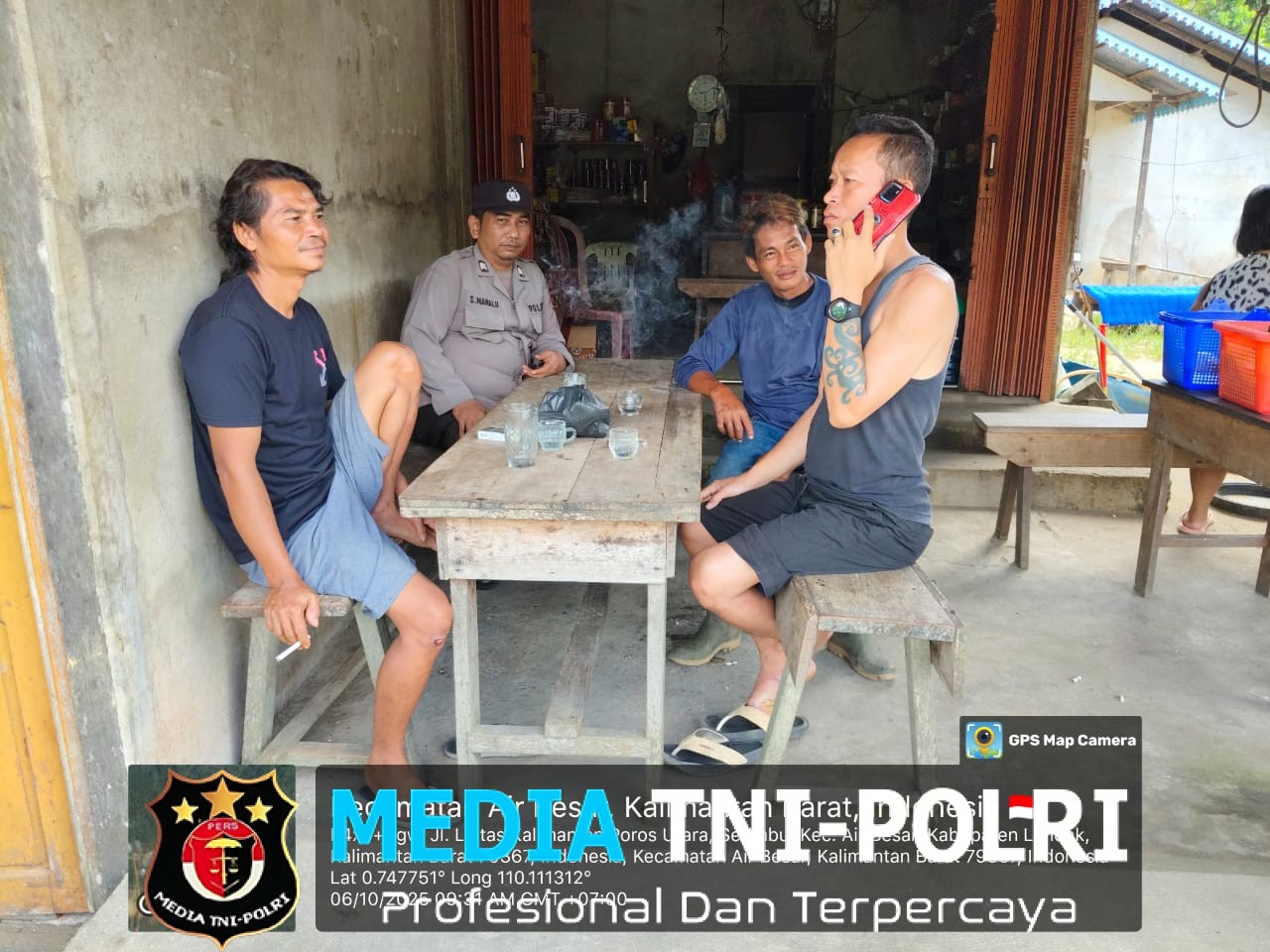 Dekat dengan Warga, Polsek Air Besar Sapa Masyarakat Lewat Patroli Siang