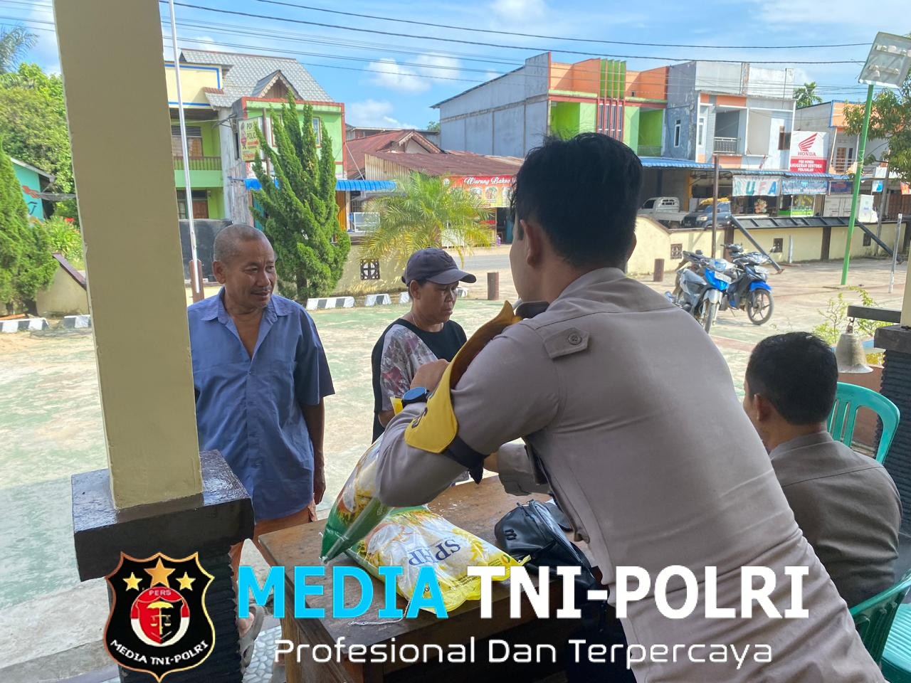 Warga Antusias Serbu Gerakan Pangan Murah Polsek Mempawah Hulu, Beras Premium Hanya Rp60 Ribu!