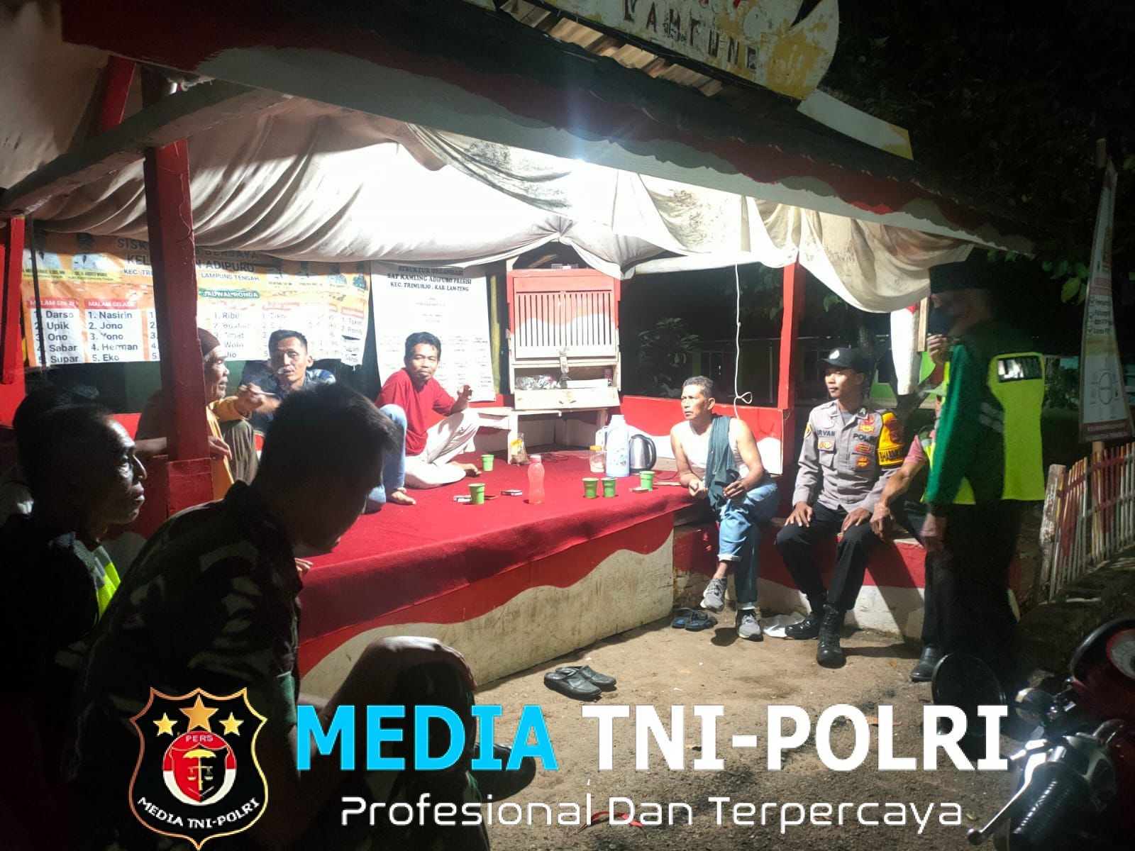 Tingkatkan Keamanan Lingkungan, TNI-Polri dan Warga Trimurjo Aktif Ronda Malam