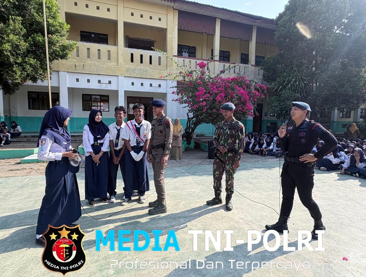Brimob Goes To School Batalyon D Pelopor Beri Himbauan Anti Kenakalan Remaja di SMPN 2 Cikarang Barat