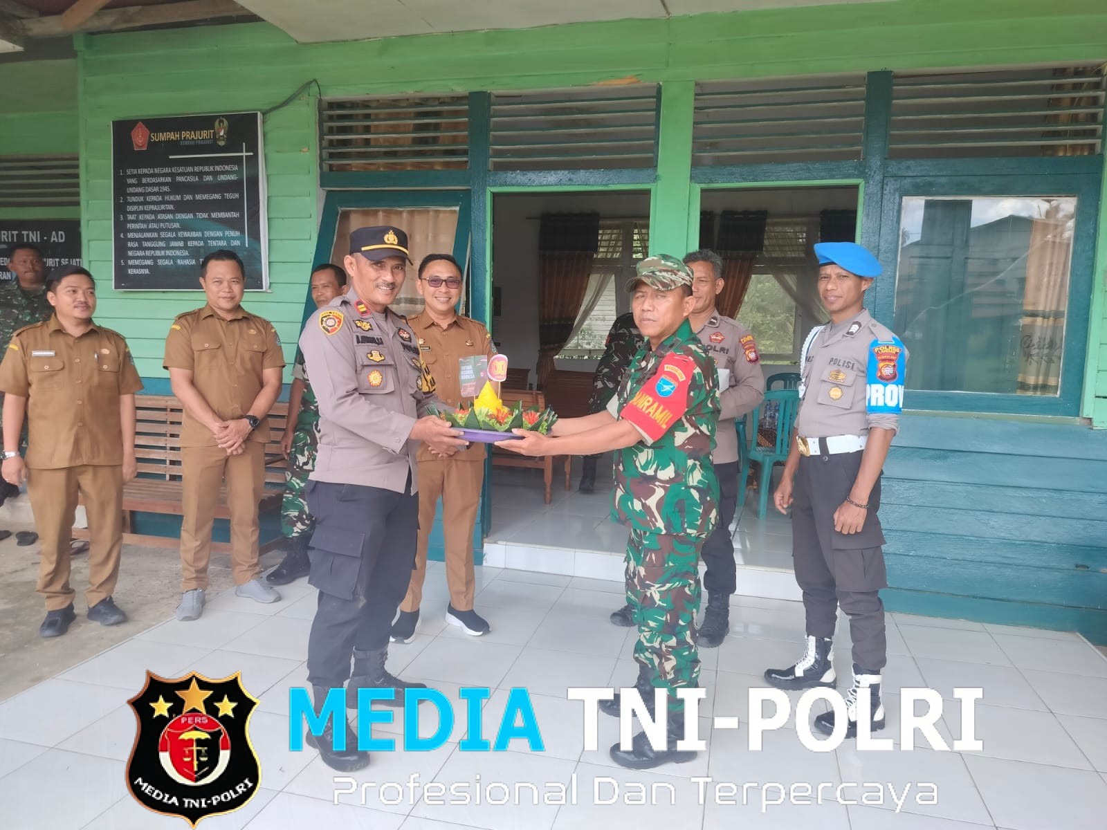 Wujud Sinergi TNI–Polri, Polsek Air Besar Beri Ucapan HUT TNI ke-80 di Koramil 1210-07