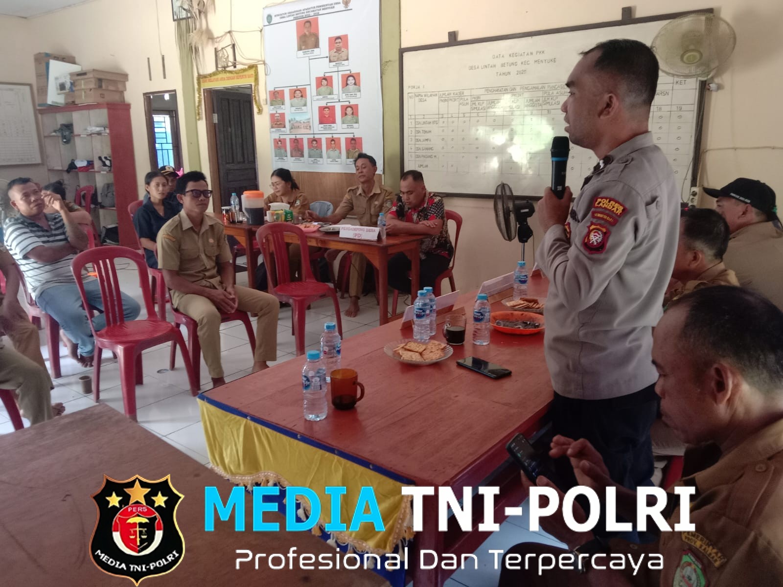 Bhabinkamtibmas Polsek Menyuke Hadiri Kegiatan Musdes Di Desa Lintah Betung