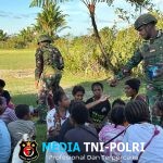 Canda Tawa Anak-Anak Papua Bersama Satgas Yonif 521/DY Perkuat Persaudaraan Antara TNI dan Masyarakat Distrik Apalapsili