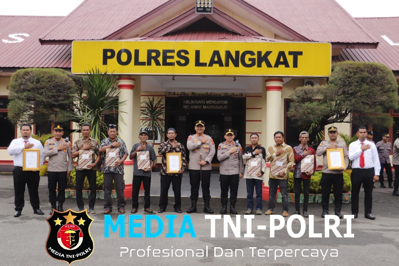 Berprestasi Dalam Menjalankan Tugas Kepolisian,Kapolres Langkat Berikan Piagam Penghargaan