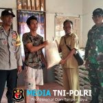 Babinsa Koramil Muting Dampingi Penyaluran Beras untuk Warga