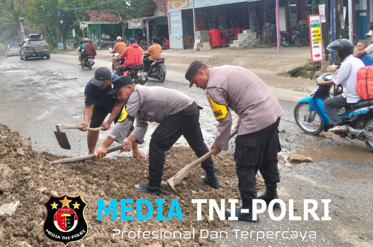 Polsek Sukoharjo dan Warga Gotong Royong Timbun Jalan Rusak di Sukoharjo I