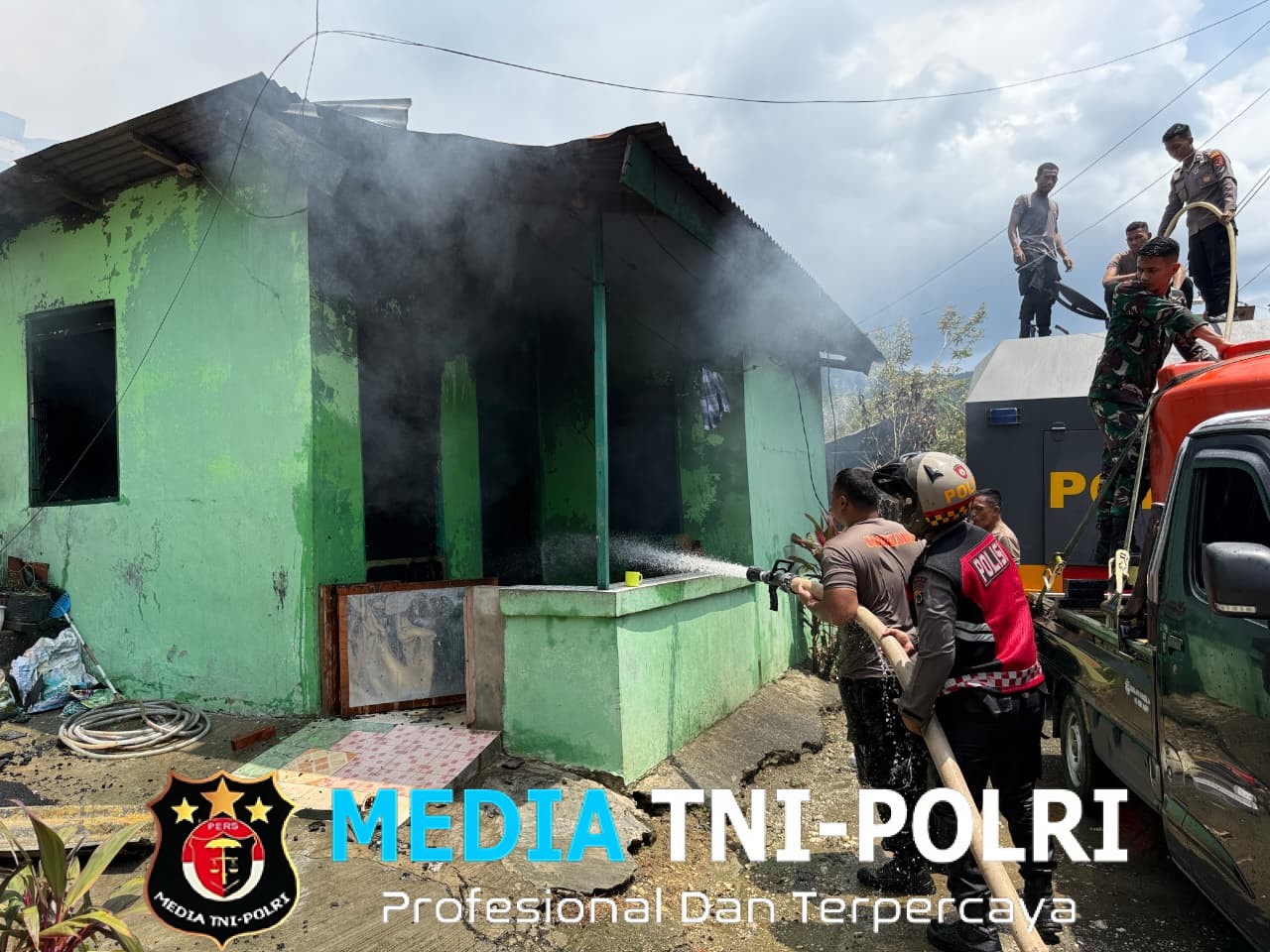 Quick Respon Polri Bantu Padamkan Kebakaran di Kodam Lama Jayapura